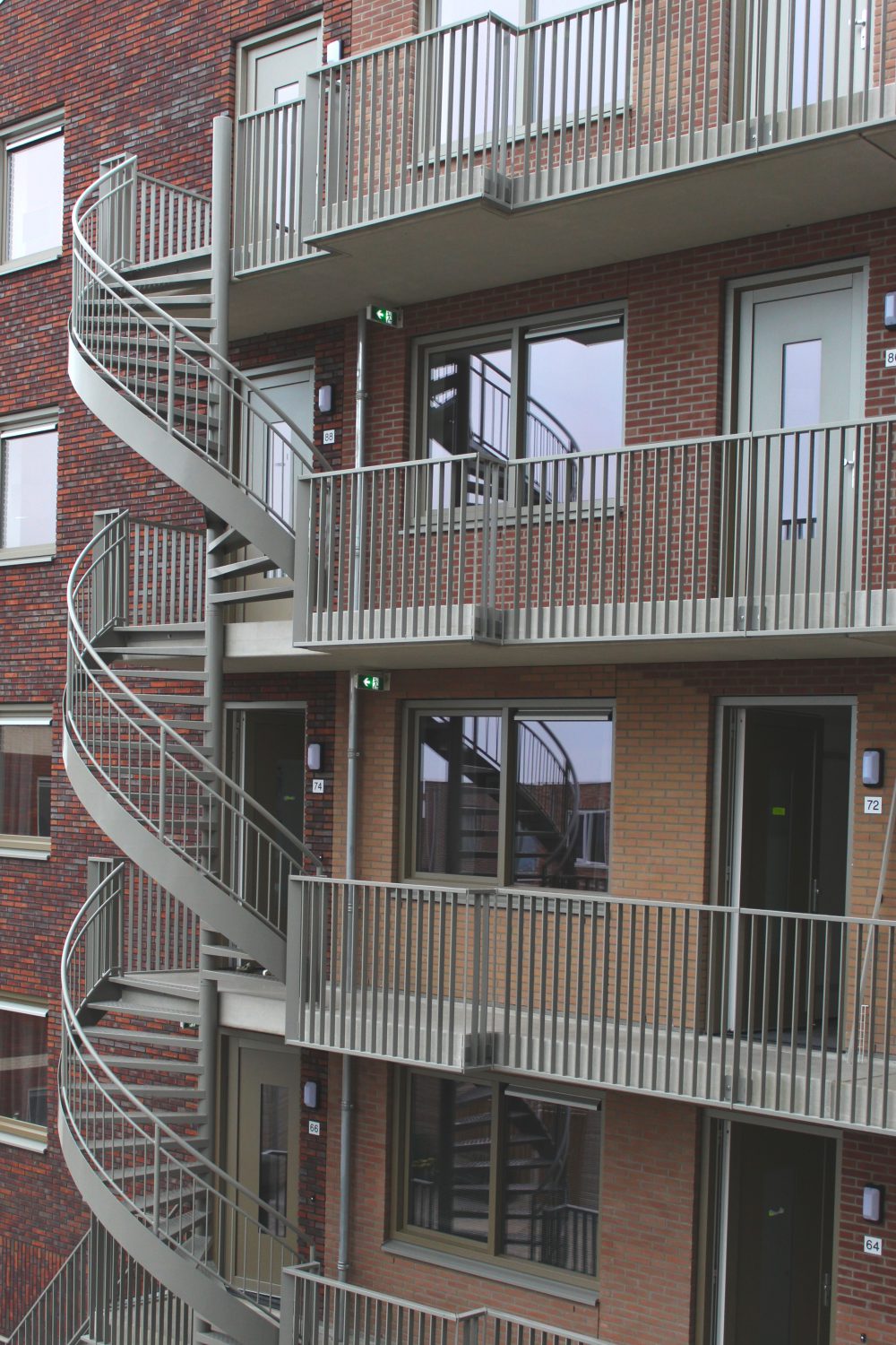 Spiltrappen en lamellen balkon balustraden geproduceerd en gemonteerd door Straatman Balustraden en Trappen.